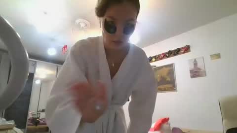 glitter_doll online show from January 10, 2025, 12:26 pm