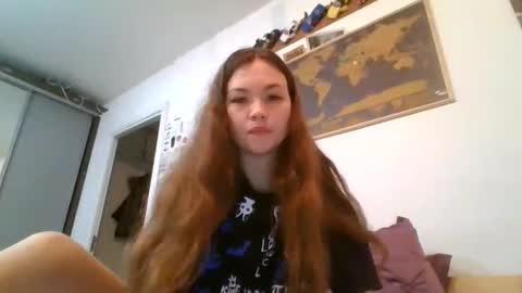 glitter_doll online show from February 13, 2025, 8:45 pm