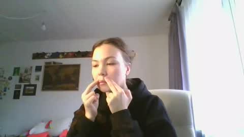 glitter_doll online show from March 5, 2025, 12:00 pm