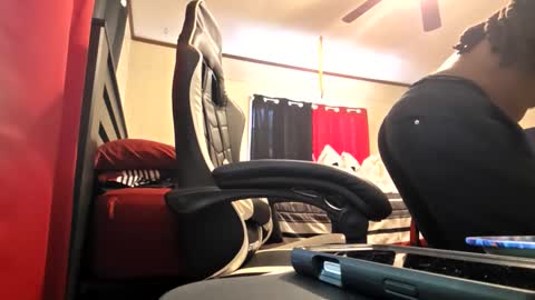 glomightyj online show from June 10, 2026, 8:41 pm