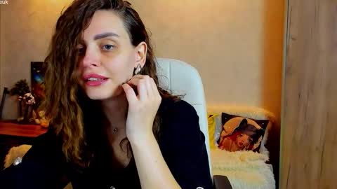 Gloria Wood online show from October 31, 2025, 6:20 pm