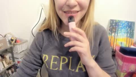 gloss___ online show from November 16, 2025, 4:34 pm