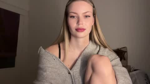 glow_angel online show from February 24, 2025, 9:20 pm