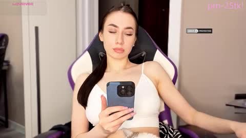 Snapshot of goddessemmmyy chatting on February 19, 2026, 1:29 pm Goddess EmmaBratt princess online show from February 19, 2026, 1:29 pm