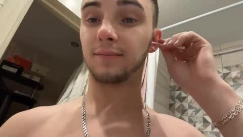 Golden boyyy21 online show from February 12, 2025, 3:05 pm