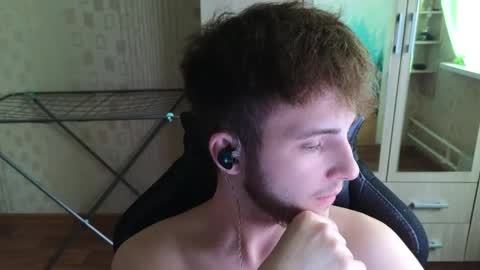 Golden boyyy21 online show from April 16, 2026, 2:51 pm