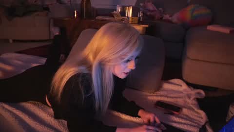 Snapshot of goldengoddessxxx chatting on December 5, 2024, 12:08 am Sammy online show from December 5, 2024, 12:08 am