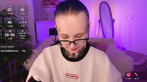 Snapshot of goth_babydoll chatting on January 4, 2025, 7:55 pm Benny online show from January 4, 2025, 7:55 pm