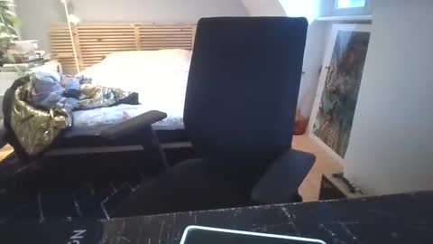 goura2000 online show from February 23, 2026, 4:48 pm