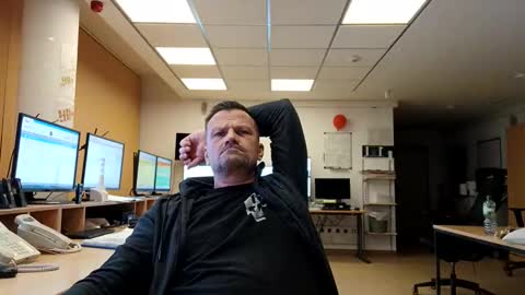 guschidick online show from November 28, 2025, 11:18 pm