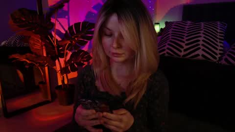 gwenhilton online show from January 22, 2025, 5:37 am