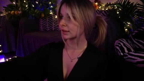 gwenhilton online show from February 21, 2025, 9:02 am