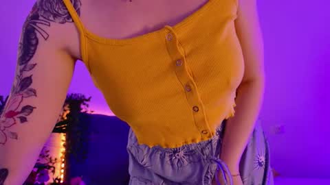 gwenhilton online show from October 3, 2025, 5:37 am