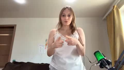 Snapshot of gwenndimsdale chatting on June 23, 2026, 5:27 am Eva online show from June 23, 2026, 5:27 am