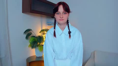 Kelly  Lilly online show from September 12, 2025, 7:03 pm