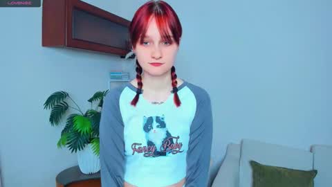 Kelly  Lilly online show from November 8, 2025, 6:51 pm