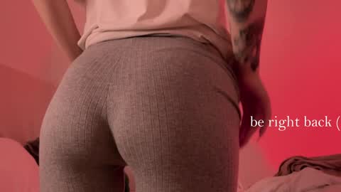 Snapshot of h2h0e chatting on December 5, 2024, 10:34 pm Lana online show from December 5, 2024, 10:34 pm