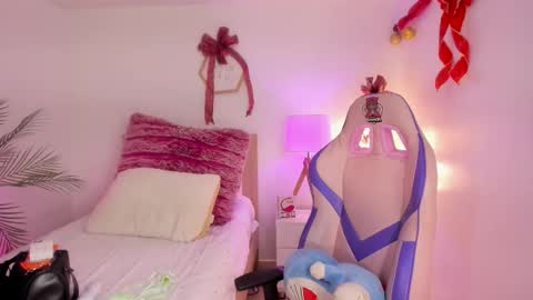 Hadid online show from December 15, 2025, 6:45 pm