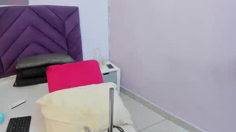 haileystonei online show from February 17, 2025, 12:05 pm