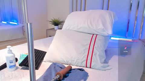 haileystonei online show from September 23, 2025, 11:35 am