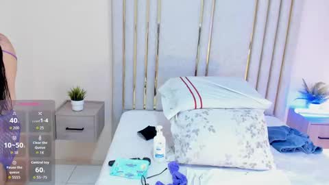 haileystonei online show from October 6, 2025, 11:40 am