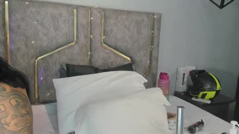 haileystonei online show from December 2, 2025, 11:59 am