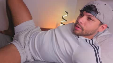 Independent       model  online show from December 18, 2025, 11:33 pm