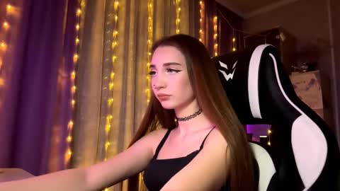 Holly online show from December 17, 2025, 7:20 pm