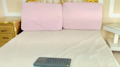 Hallie Stone online show from January 10, 2026, 12:18 pm