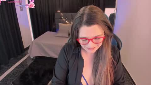 hanna_ma online show from November 5, 2025, 3:45 pm