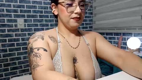 hanna_moons online show from April 18, 2026, 4:27 am