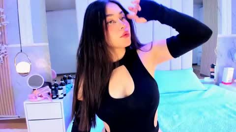 hannacollins_2 online show from July 16, 2026, 1:06 pm