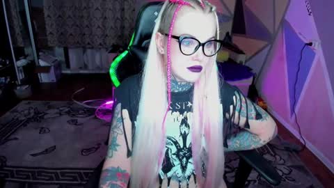Snapshot of hannah_chaos chatting on December 9, 2024, 6:35 pm Hannah online show from December 9, 2024, 6:35 pm
