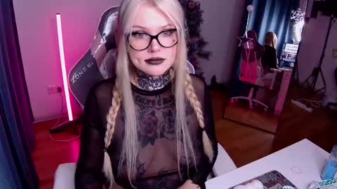 Snapshot of hannah_chaos chatting on January 17, 2025, 3:45 am Hannah online show from January 17, 2025, 3:45 am