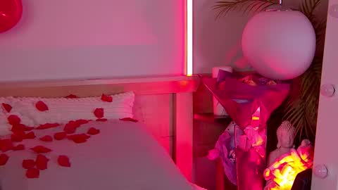 Snapshot of hannahmonttana chatting on February 15, 2026, 12:36 pm Pearl online show from February 15, 2026, 12:36 pm