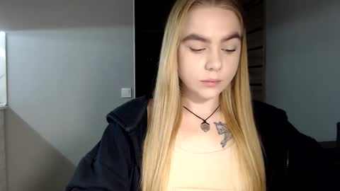 happy_fox_ online show from January 24, 2025, 8:54 pm