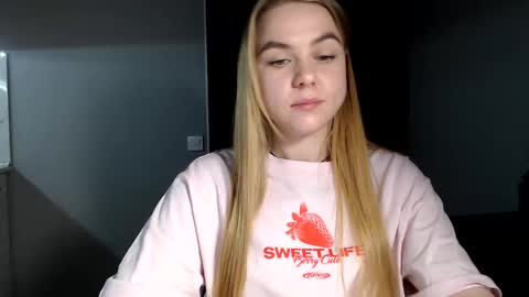 happy_fox_ online show from January 28, 2025, 8:26 pm