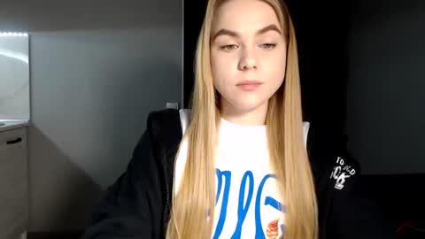 happy_fox_ online show from February 4, 2025, 7:44 pm