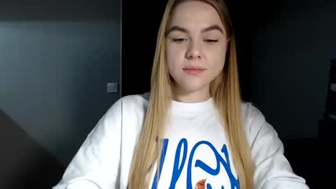 happy_fox_ online show from February 5, 2025, 11:50 pm