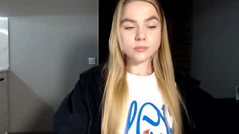 happy_fox_ online show from February 12, 2025, 8:07 pm