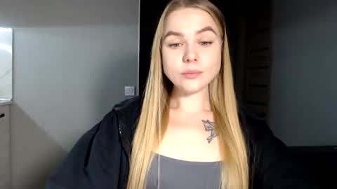 happy_fox_ online show from February 17, 2025, 7:21 pm