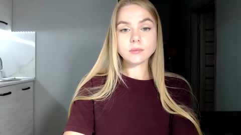 happy_fox_ online show from September 23, 2025, 9:18 pm