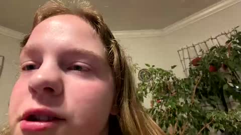 happysnowbunny24 online show from June 7, 2026, 2:48 am