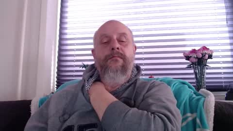 Snapshot of hardmrlazy chatting on February 16, 2026, 9:27 am MrLazy online show from February 16, 2026, 9:27 am