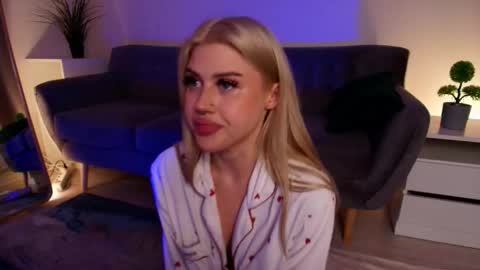 Its KIra hello HUSH is here online show from September 21, 2025, 9:49 pm