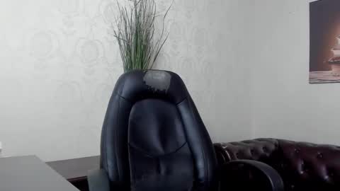 HayesWood online show from November 27, 2025, 6:48 am