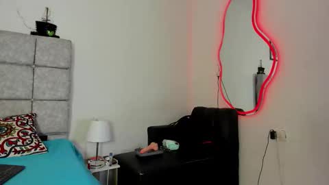 Snapshot of hazel_slim_ chatting on January 5, 2026, 6:33 pm hazel_slim_ online show from January 5, 2026, 6:33 pm