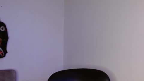 hazlan_420 online show from December 23, 2025, 7:17 am