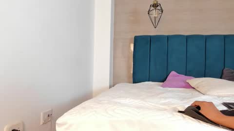 heidi_feuer online show from October 18, 2025, 12:28 pm