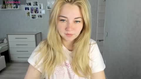 Snapshot of helen_angel_girl chatting on June 17, 2026, 6:05 am Helen sven online show from June 17, 2026, 6:05 am